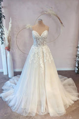 Lange a-line lieverd tule trouwjurk met kant