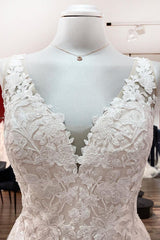Lange A-Line Tule V Neck Open Back Appliques Lace Wedding Jurk