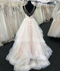 Lange A-Line Tule V Neck Open Back Layered Wedding Dress