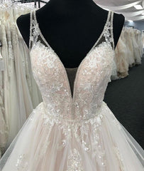 Lange A-Line Tule V Neck Open Back Layered Wedding Dress