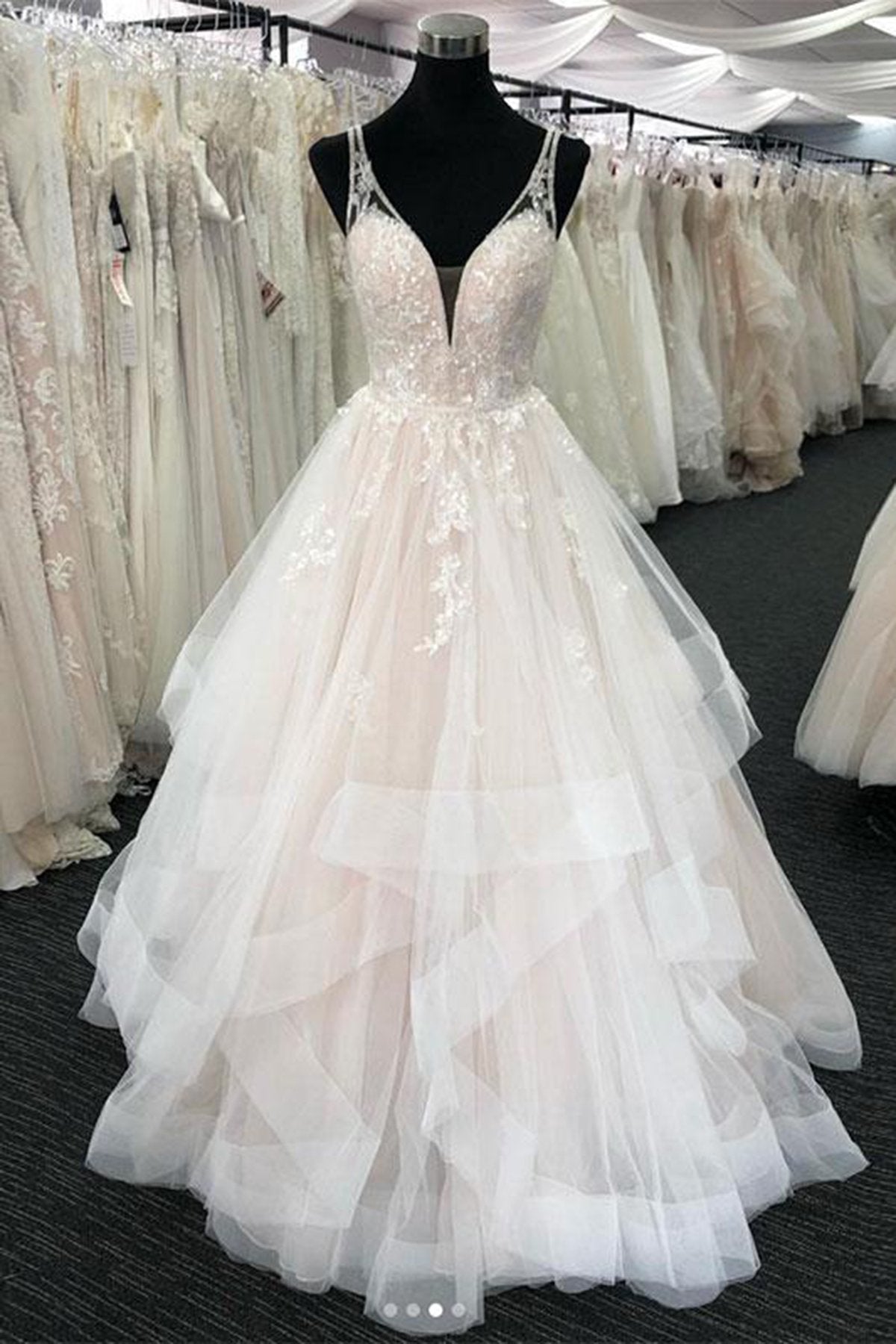 Lange A-Line Tule V Neck Open Back Layered Wedding Dress