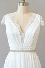 Lange schede V-hals kanten chiffon trouwjurk met dopmouwen
