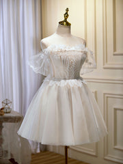 Mini / courte robe de bal beige, robe de retour beige gonflée avec dentelle