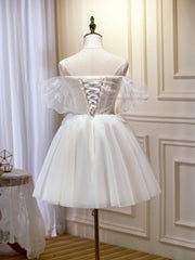 Mini / courte robe de bal beige, robe de retour beige gonflée avec dentelle