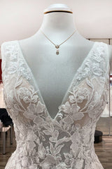 Bescheiden lange A-lijn v-neck open achterkant tule trouwjurk met appliques kant