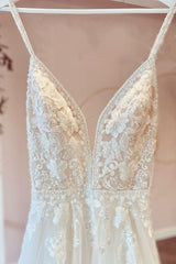 Bescheiden lange A-Line V-hals spaghetti-riemen tule trouwjurk met appliques kant