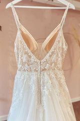 Bescheiden lange A-Line V-hals spaghetti-riemen tule trouwjurk met appliques kant