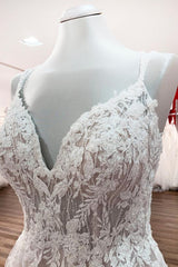 Bescheiden lange prinses v-neck tulle spaghetti riemen trouwjurk met kant