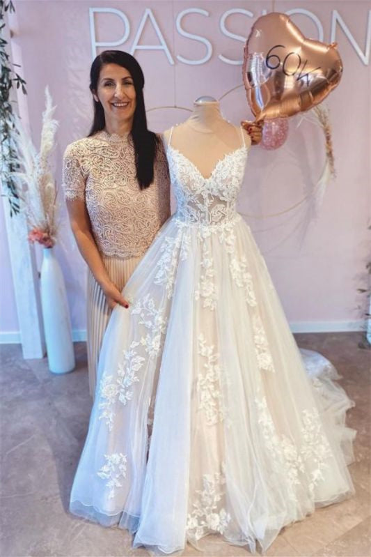 New Arrival Spaghetti-Straps V-Neck Tulle Lace Wedding Dress with Lace Appliques