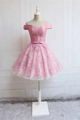 Hors l'épaule Robes de bal à dentelle rose courte, robes de remise des diplômes en dentelle rose