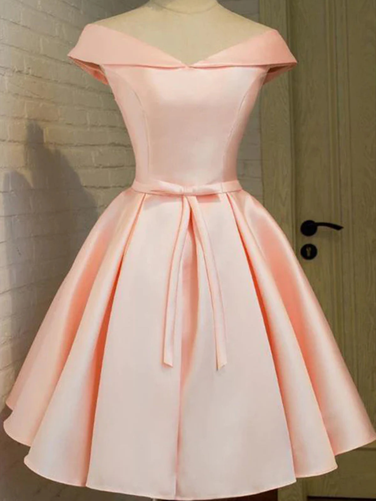 Hors l'épaule Robes de bal de satin rose courtes, robes de remise des diplômes en satin rose rose