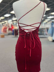 Une épaule courte robes de bal bordeaux, vins rouges rouges courts et robes de retour formelles
