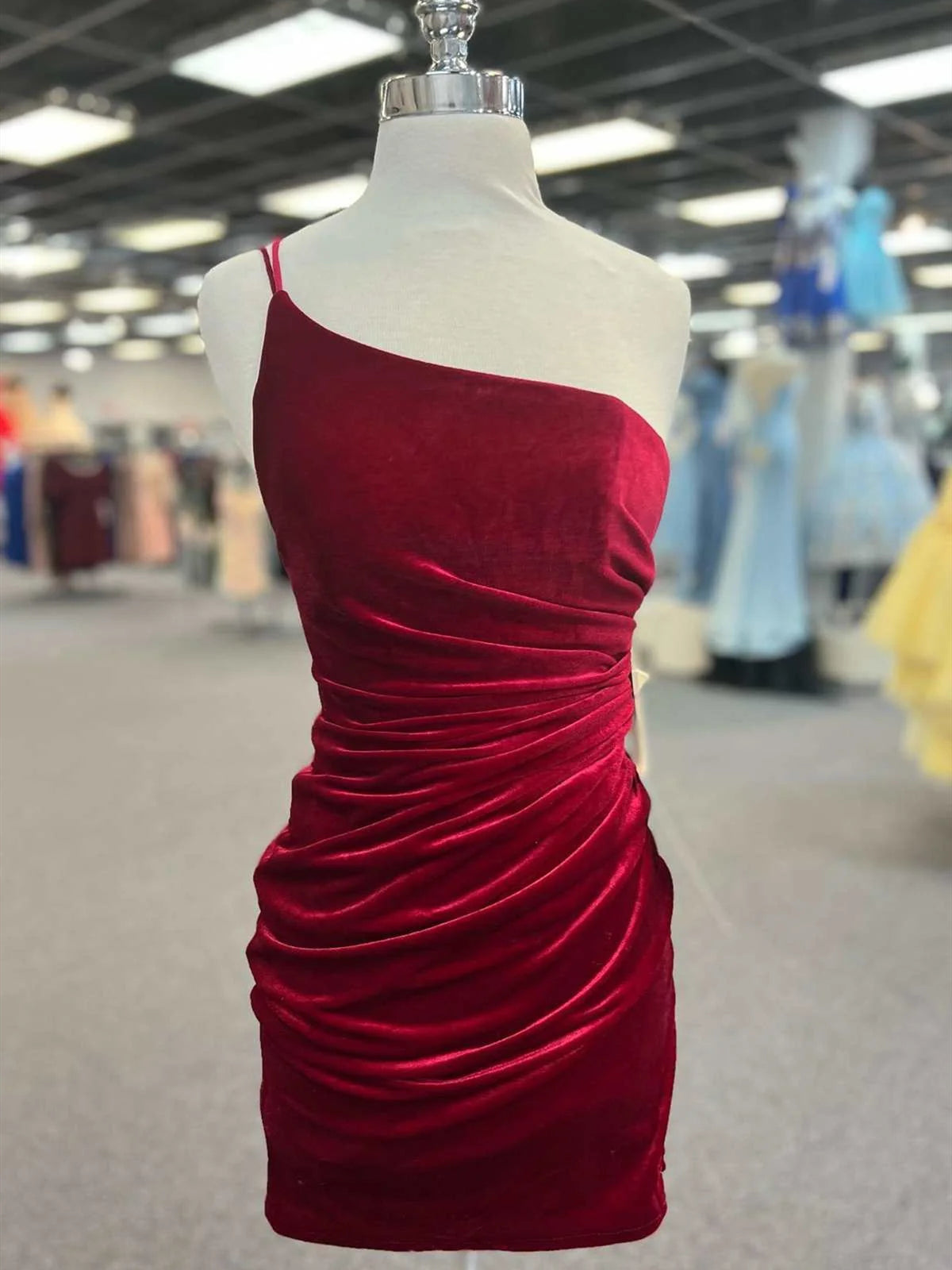 Une épaule courte robes de bal bordeaux, vins rouges rouges courts et robes de retour formelles