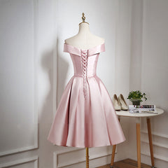 Robe de retour à la longueur du genou en satin rose, hors de la robe de retour à l'épaule