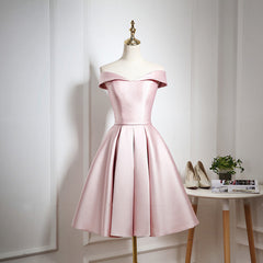 Robe de retour à la longueur du genou en satin rose, hors de la robe de retour à l'épaule