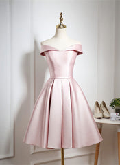Robe de retour à la longueur du genou en satin rose, hors de la robe de retour à l'épaule