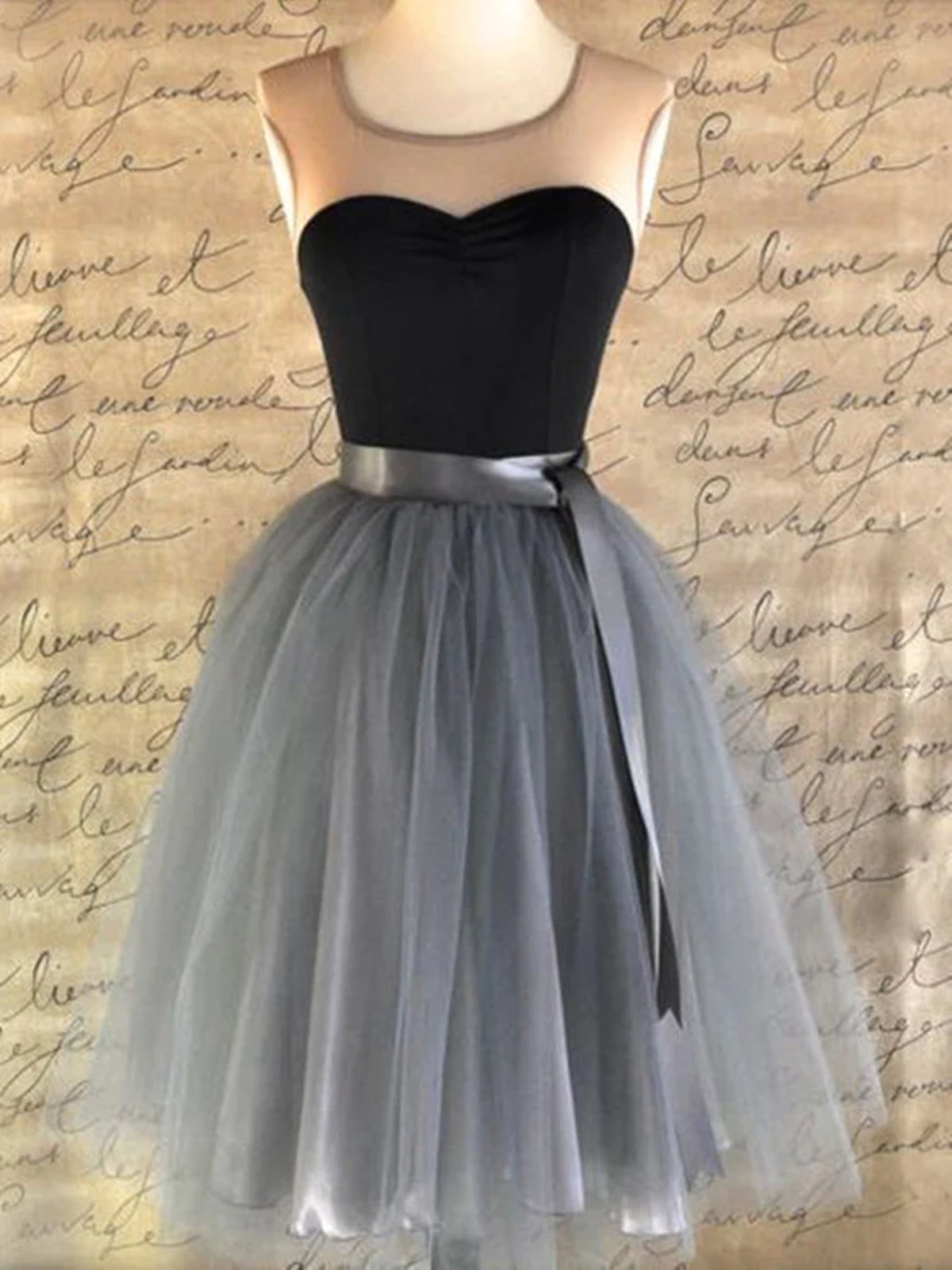 Cou rond noire en tulle gris