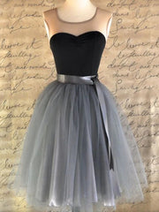 Cou rond noire en tulle gris