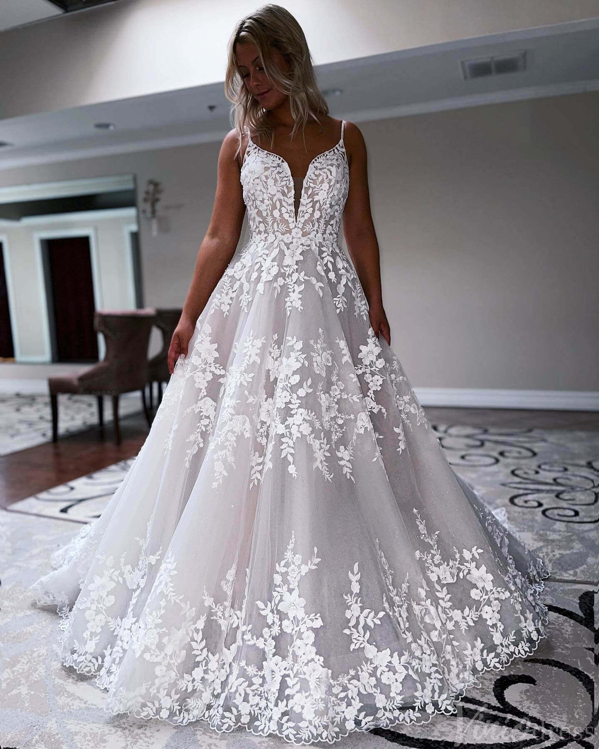 Rustic Lace Applique V-Neck Wedding Dresses Chapel Train Spaghetti Strap Bridal Gown VW2166