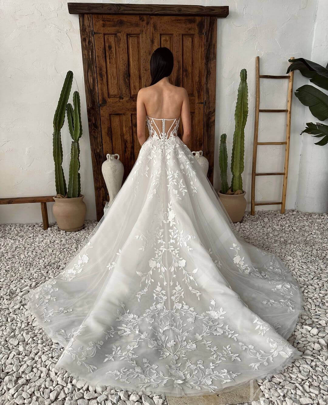 Sheer Strapless Lace Applique Wedding Dresses Chapel Train Country Bridal Gown AW1030