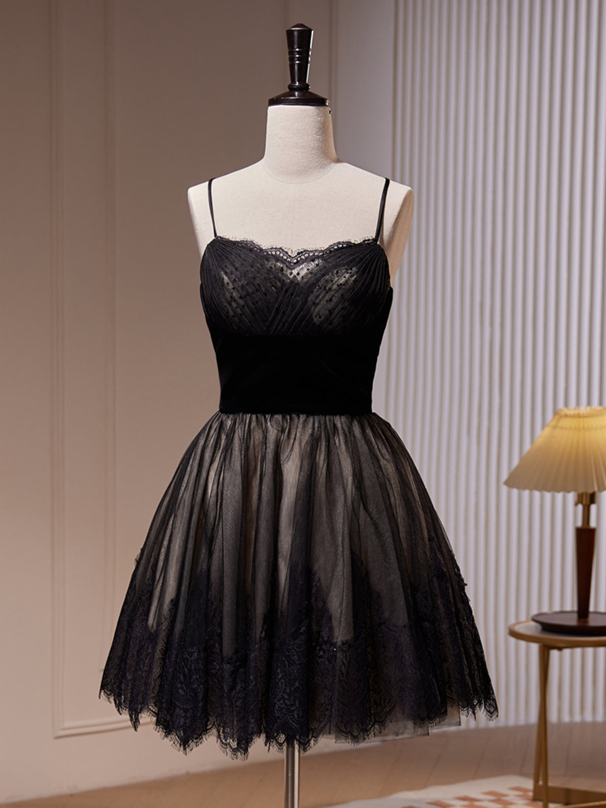 Robes de bal à lacets noires courtes, courtes robes de retour formelles en dentelle noire