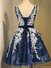 Robe de bal bleu marine brune avec de la dentelle blanche, courtes robes de remise des diplômes bleu marine foncées foncées