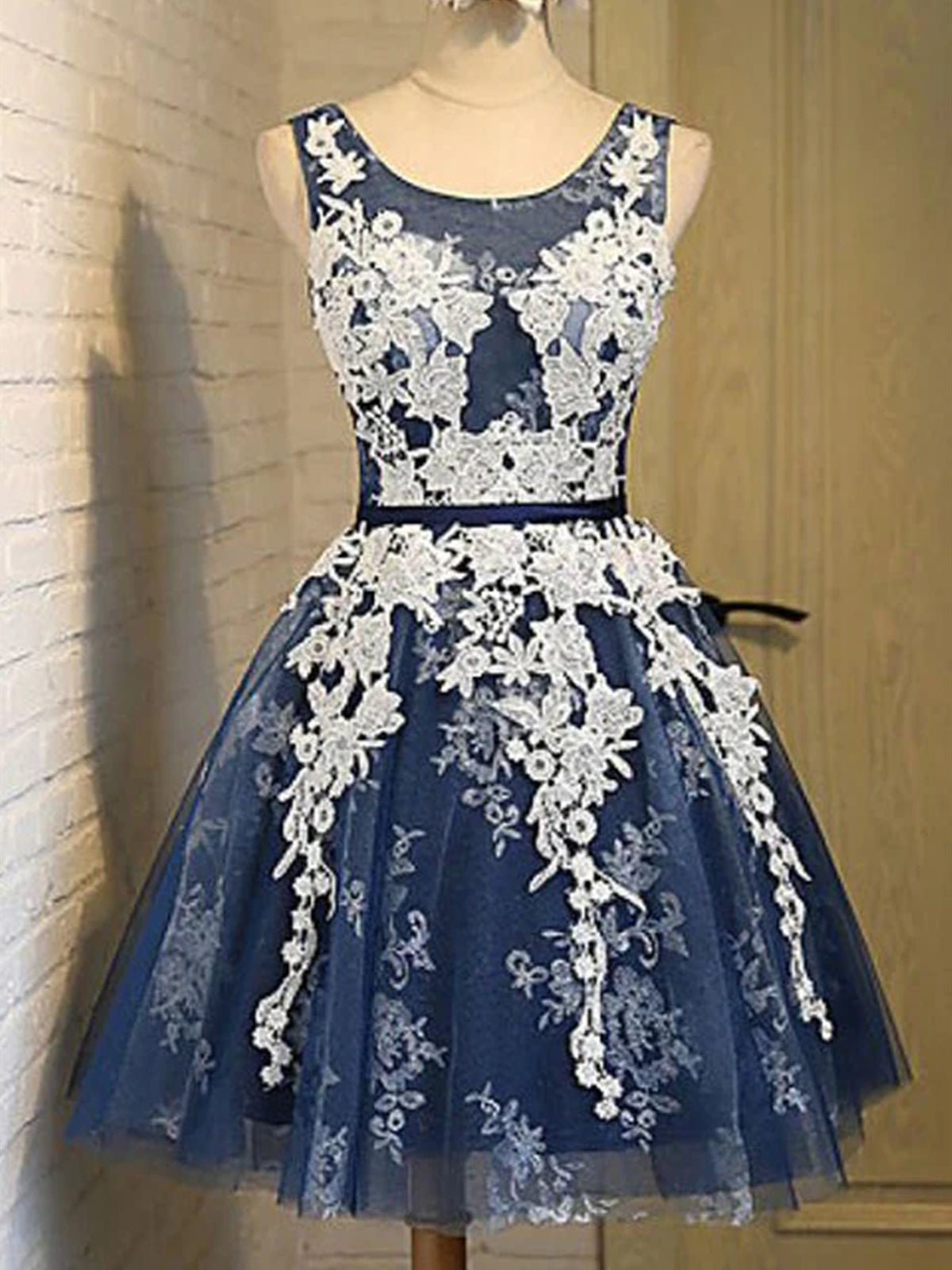 Robe de bal bleu marine brune avec de la dentelle blanche, courtes robes de remise des diplômes bleu marine foncées foncées