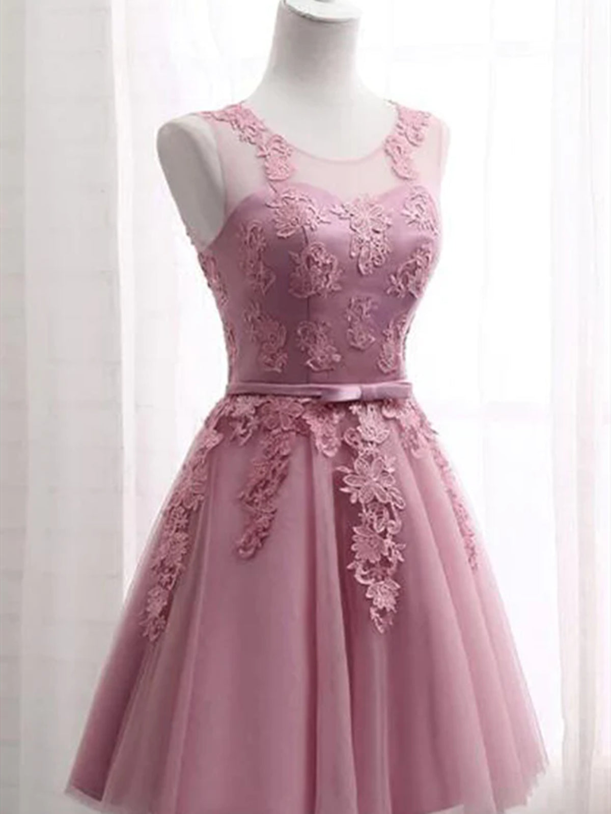 Robes de bal à lacets roses courtes, robes de remise des remises en dentelle rose