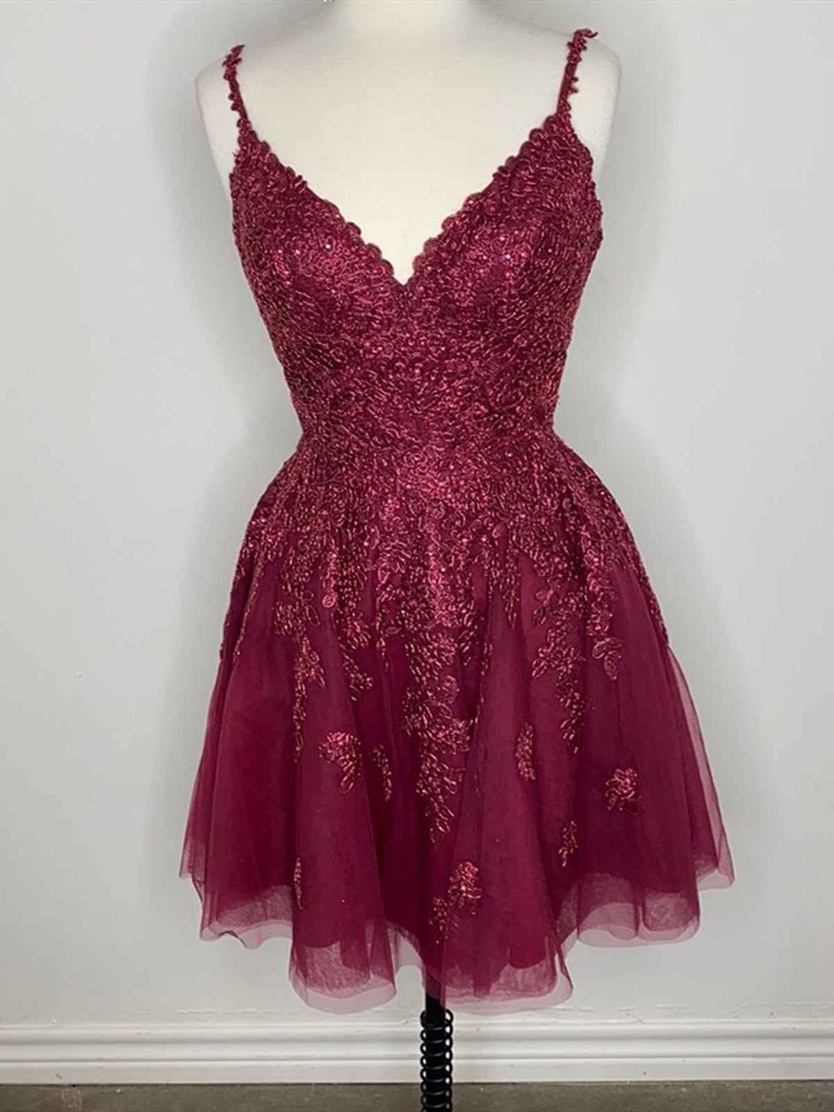 Robes de bal en dentelle bordeaux courts en V, robes de graduation à la maison en dentelle rouge à vin court