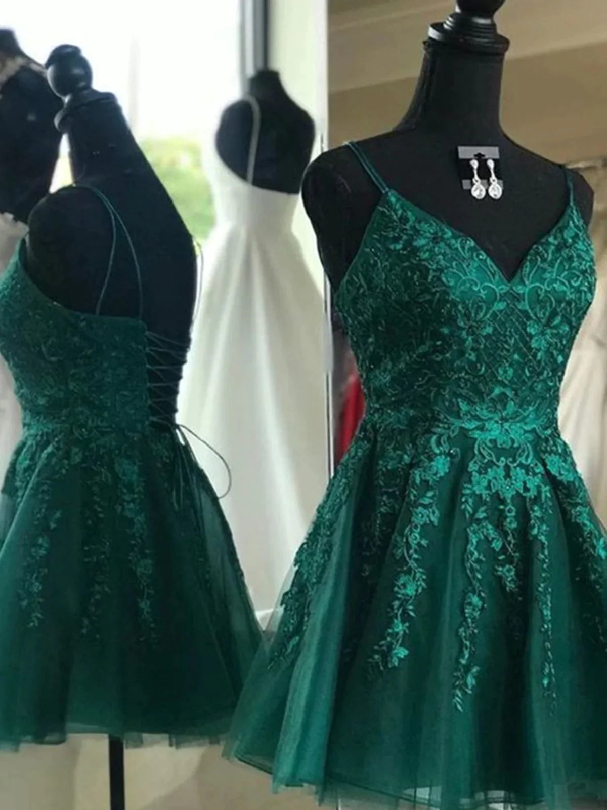 Robes de bal à noux en V vert foncé, courte robes de remise des diplômes en dentelle verte foncée foncée