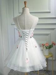 Courtes robes de bal florales blanches, courtes robes de retour à la maison florale blanche