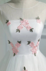 Courtes robes de bal florales blanches, courtes robes de retour à la maison florale blanche