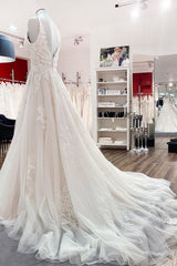 Eenvoudige lange a-line tule tule kant v nek appliques kant open achterkant trouwjurk