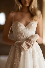 A Line Sweetheart Sticker Countryside Style Wedding Dress Paired with Court Tail Bridal Dress