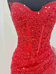 Robes de bal rouges courtes sans bretelles, robes de retour à la retour formel rouge brillant rouge