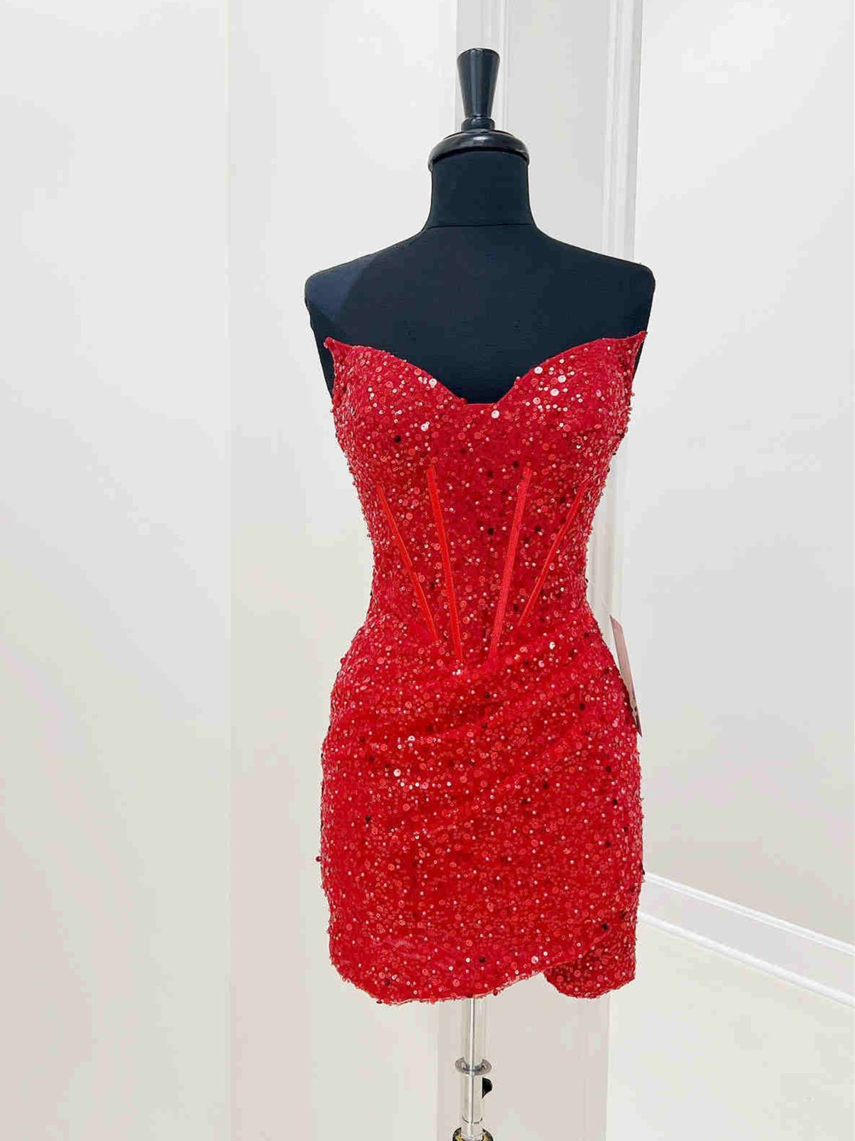 Robes de bal rouges courtes sans bretelles, robes de retour à la retour formel rouge brillant rouge