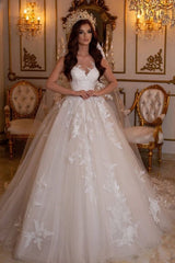 Stunning A-Line Bateau Tulle Floor-length Wedding Dress with Appliques Lace