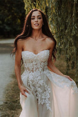 Stunning Sweetheart A-Line Tulle Wedding Dress With Lace Appliques