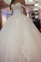 Off-the-Shoulder Princess Wedding Dress Applique Tulle Bridal Dresses Sleeveless