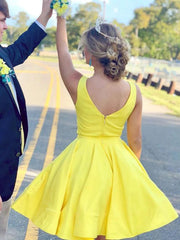 Cou cou de cou court-jaune robes de bal jaune, couches de remise de graduation en V jaune en V
