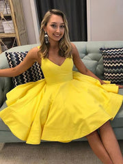 Cou cou de cou court-jaune robes de bal jaune, couches de remise de graduation en V jaune en V