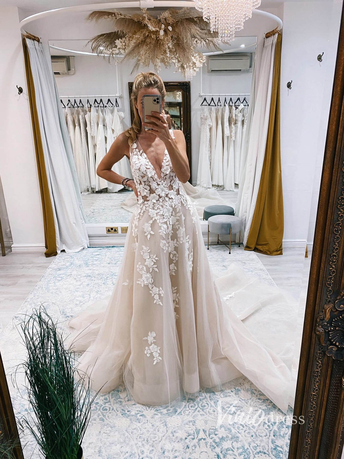 Champagne A-line Wedding Dresses V-neck Lace Appliqued Tulle Bridal Gown VW2137