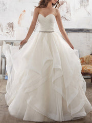 Sweetheart Ball Gown Wedding Dresses Sleeveless Asymmetric Tulle Bridal Gown