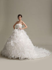 Wedding Dresses Princess Ball Gowns Strapless Sweetheart Neckline Pleated Frills Beaded Sash Tulle Ivory Bridal Dress With Train