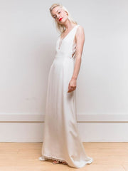 White Simple Wedding Dress A-Line V-Neck Sleeveless Backless Buttons Satin Fabric Lace Long Bridal Dresses