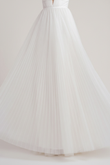 White Simple Wedding Dress A-Line V-Neck Sleeveless Floor-Length Pleated Tulle Bridal Gowns