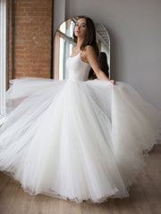 White Wedding Dress Designed Neckline Sleeveless Backless Zipper Tiered With Train Tulle Long Bridal Gowns