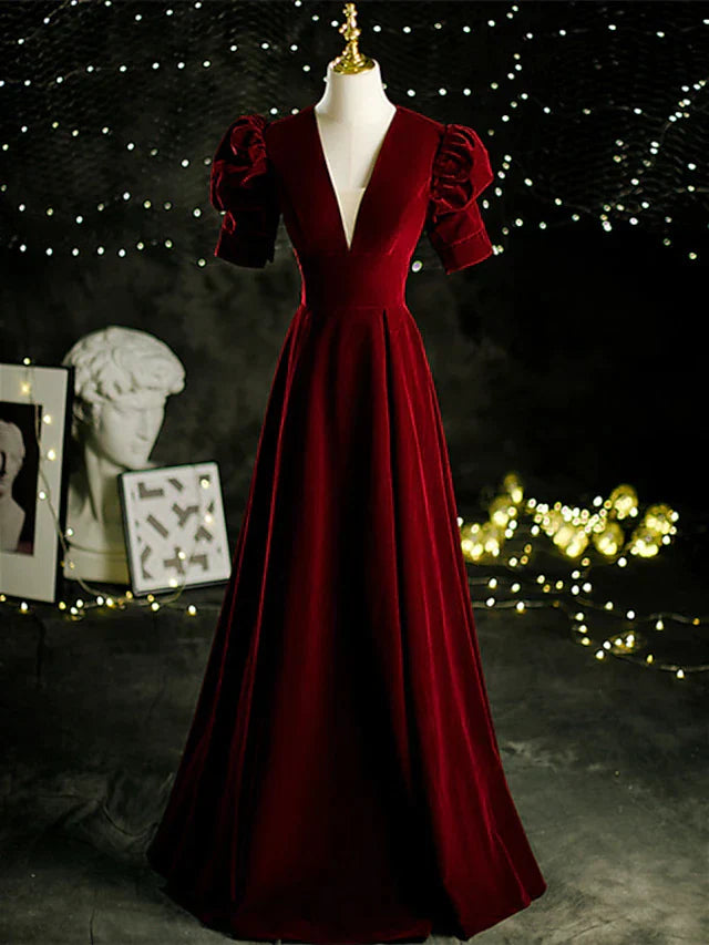 A-Line Mother of the Bride Dress Vintage Elegant V Neck Sweep / Brush Train Velvet Short Sleeve with Pleats