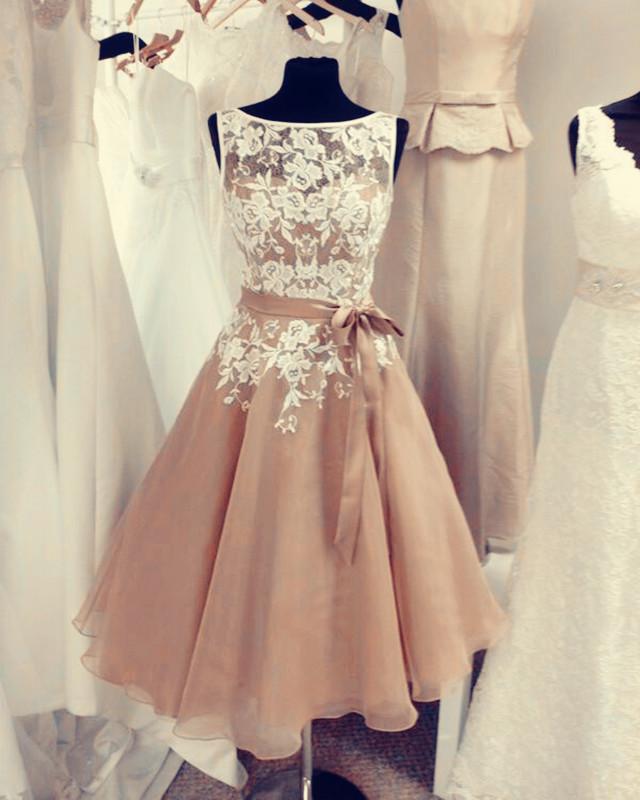 Vintage A-line Lace Appliques Scoop Neckline Tea Length Bridesmaid Dresses