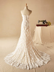 Court Train Sweetheart Lace Wedding Dress